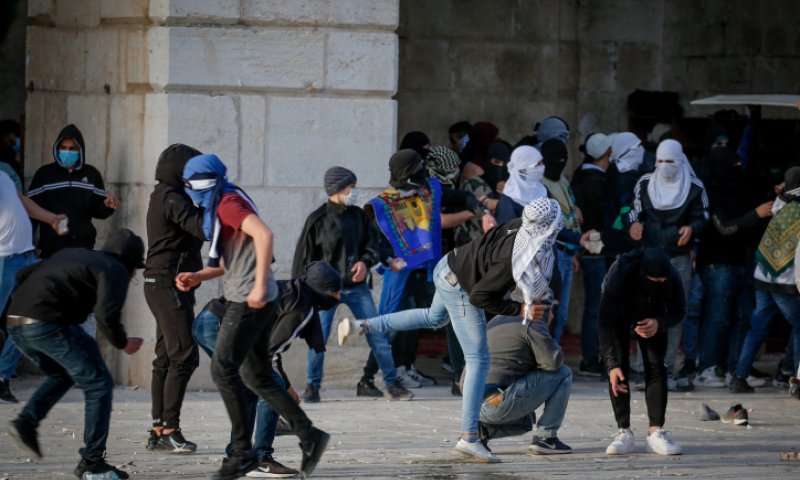 בוקר של טרור בהר הבית; אבנים נחתו ברחבת הכותל