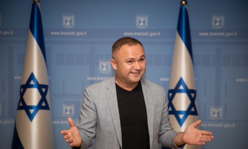 כוכב הרשת מרגש: היום אני מניח תפילין &rlm;כמעט כל יום