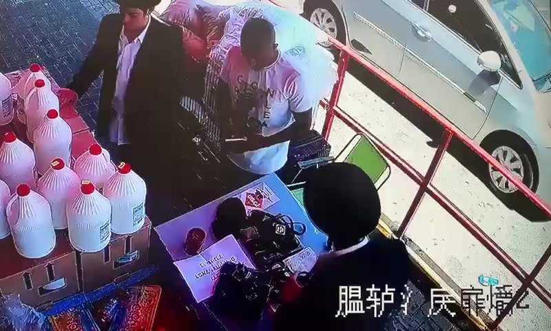 מזעזע: דוכן תפילין הותקף באנטישמיות. צפו בתיעוד