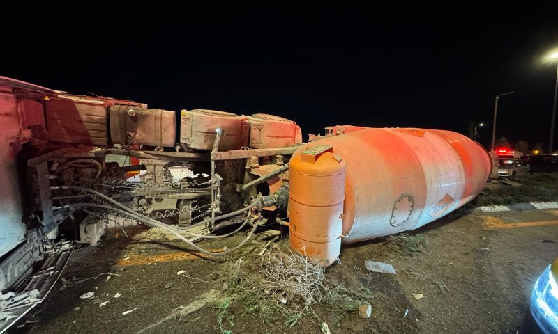כביש 444: נהג משאית נהרג לאחר שהתהפך לצד הכביש