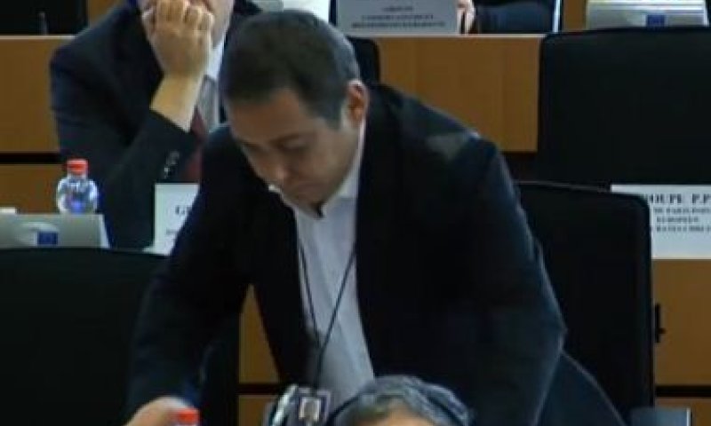 "נגעלת": דיכטר הותקף במהלך נאומו בבריסל. צפו