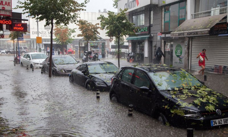 גנץ הציע לטורקיה סיוע בעקבות השיטפונות במדינה