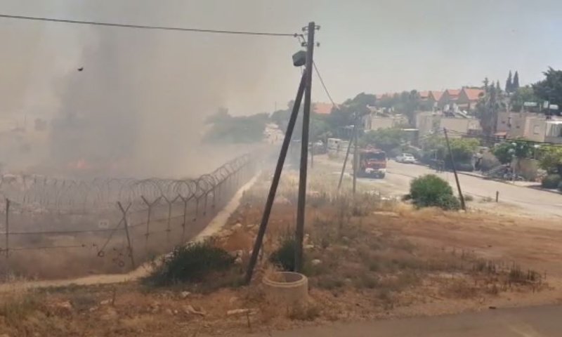 שריפה סמוך למעלה אפרים; האש מתקרבת ליישוב. צפו