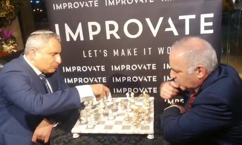 צפו: אלקין נגד אלוף השחמט העולמי