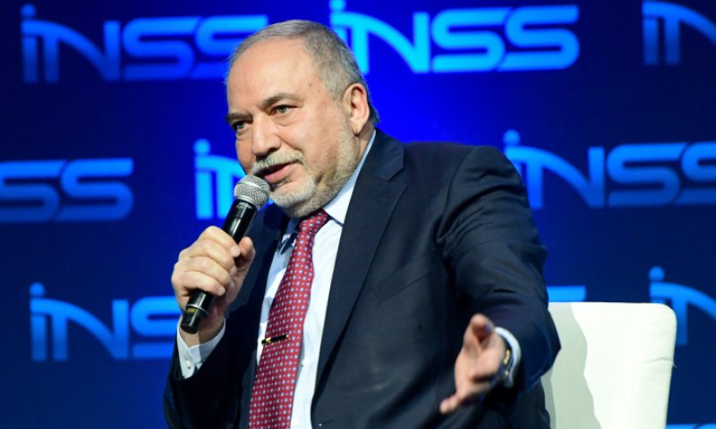 בניגוד לעבר ליברמן לא שולל ישיבה עם מרצ