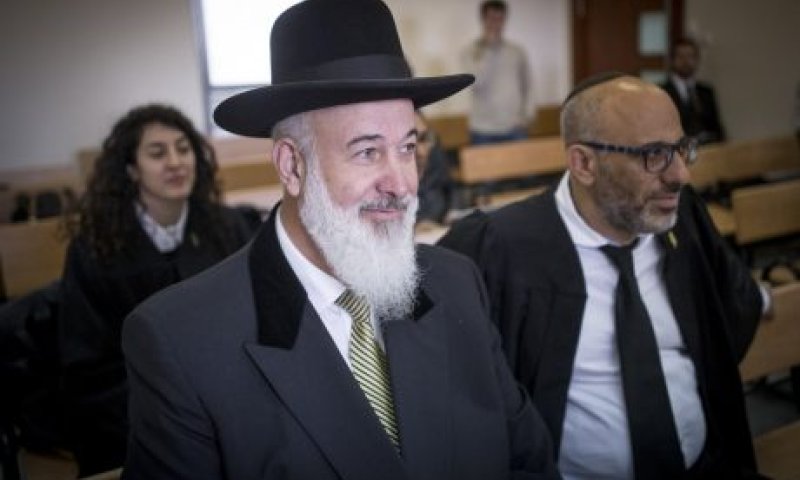 הרב יונה מצגר הגיש לנשיא בקשת חנינה