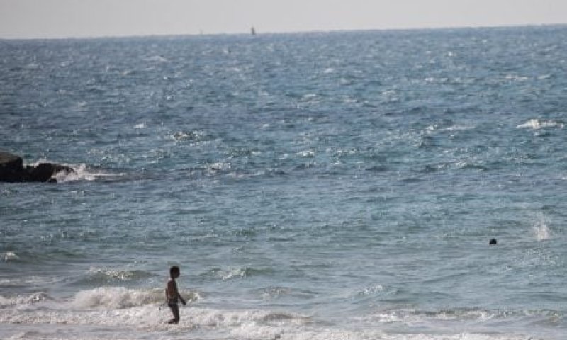 אחרי שבוע: הוסרה אזהרת הרחצה בחופי ראשון לציון