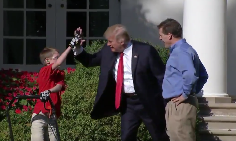 צפו: טראמפ הגשים חלום מוזר במיוחד לילד בן 10
