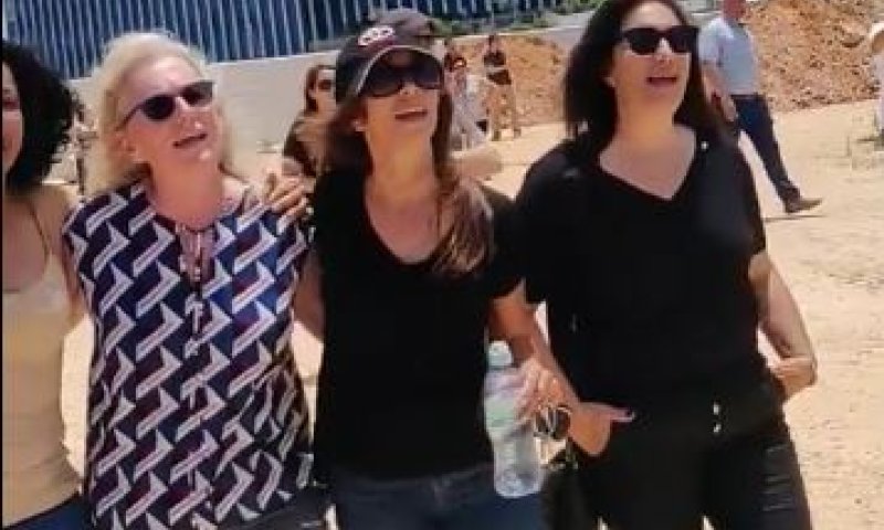 צפו: הנשים שרו- והמפגינים החרדים ברחו