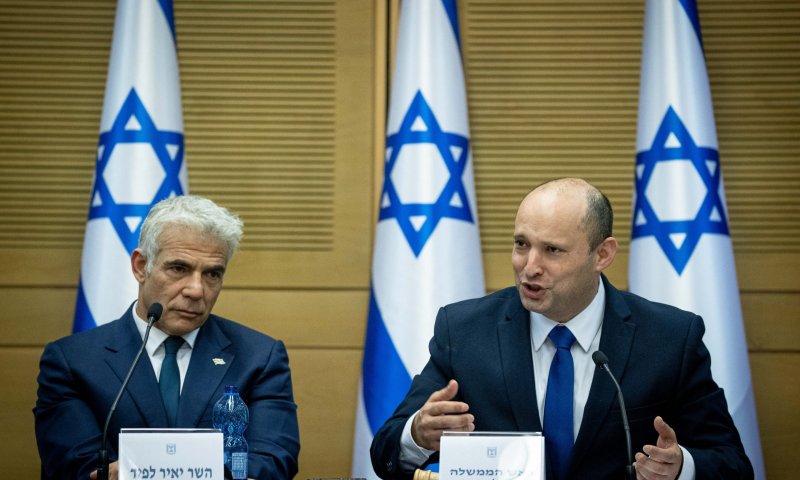 דיווח: חיכוך ראשון בין נפתלי בנט ליאיר לפיד