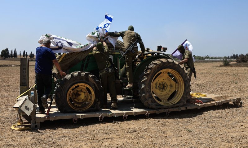כוח גבעתי החזיר טרקטור שנבזז מכפר עזה ב-7.10 | צפו