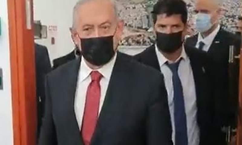 עיתונאי חדשות 13 הפתיע את נתניהו: "דואג לך". צפו