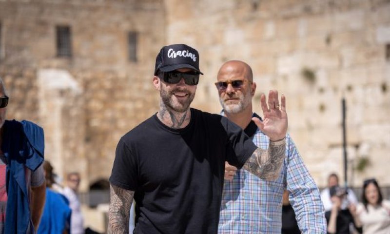 רגע לפני הופעת הענק: מארון 5 בכותל