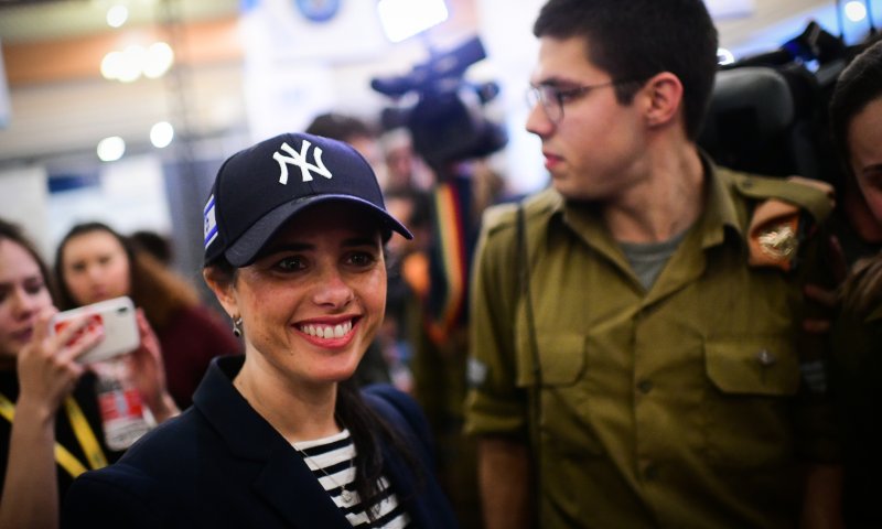 בנט: "לא זכור לי בוגר מכינה שהכפיף עצמו לרבנים"