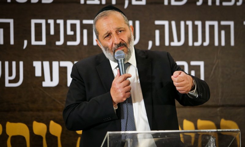 דרעי הורה: לבדוק שלילת אזרחות למייסד תנועת BDS