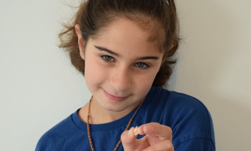 פיית השיניים התבלבלה: בת 9 בלעה שן חלב והתמוטטה