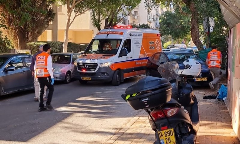 פתח תקווה: פועל בניין נפל מפיגום ונפצע בינוני