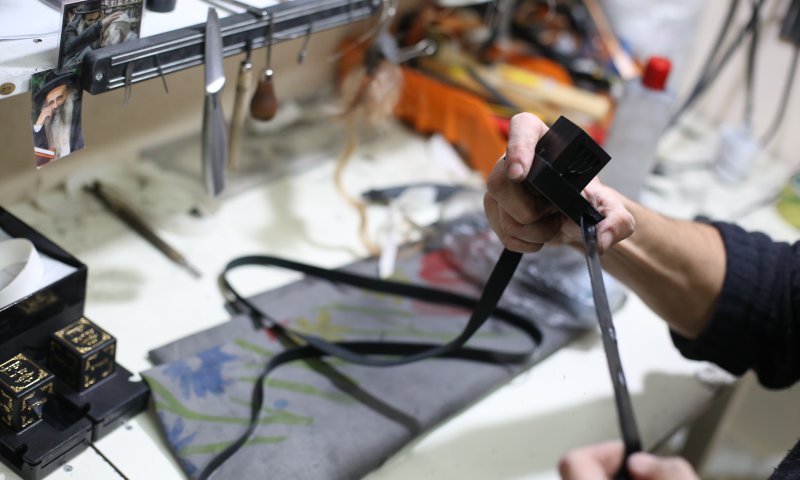 האם צריך לצבוע את רצועות התפילין משני הצדדים?