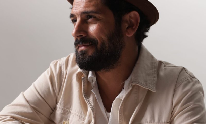 "עולם הפוך": הזמר אביב אלוש משחרר סינגל חדש | צפו