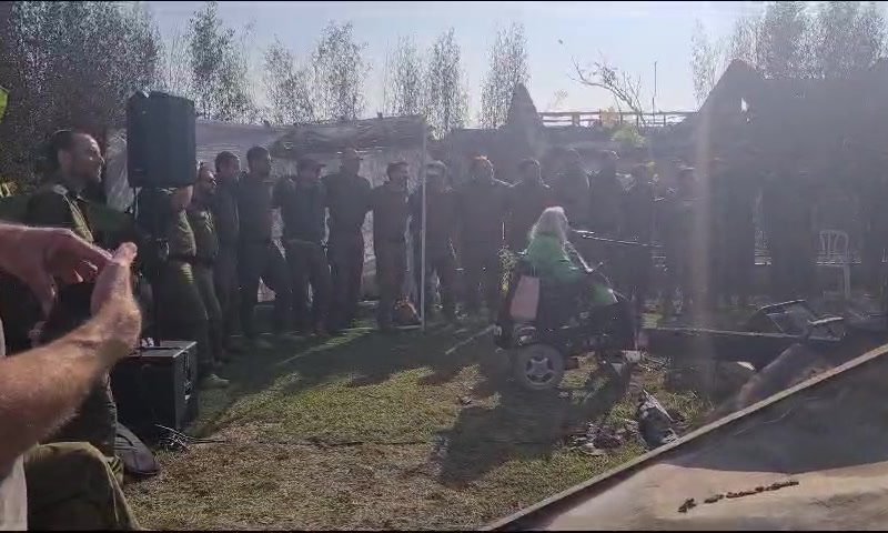 על חורבות קיבוץ בארי: מירי אלוני בשיר "פרחים בקנה"