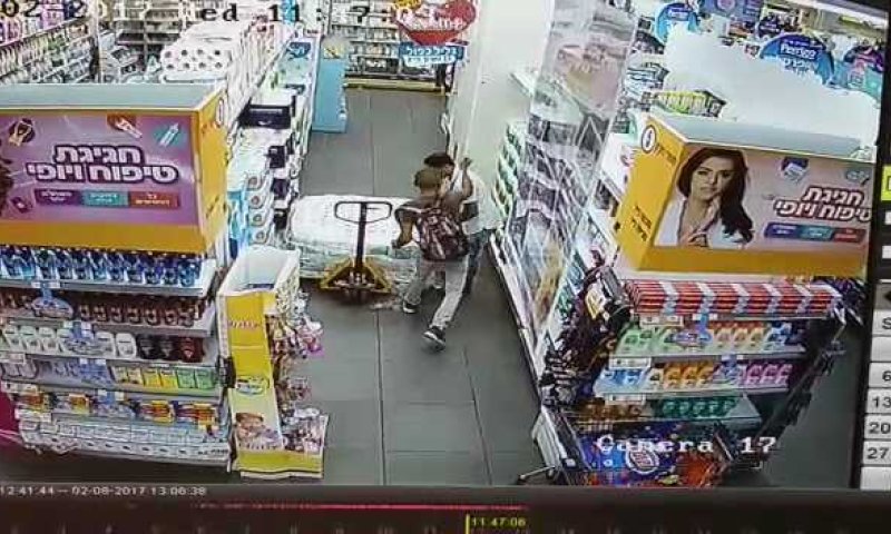 מחבל מנסה לרצוח: תיעוד הפיגוע ביבנה