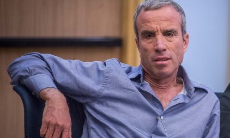 "מריונטה": אלעזר שטרן משתלח ברב יצחק יוסף