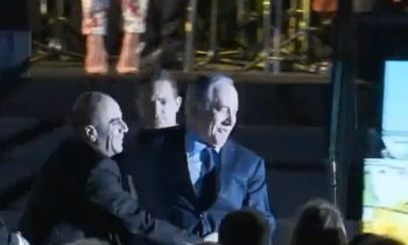 צפו: נתניהו מעד במדרגות ונזקק לעזרת המאבטחים