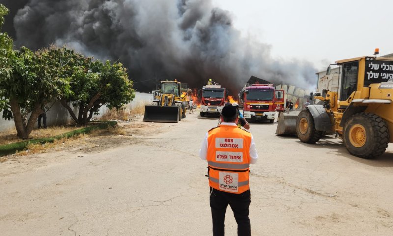 שריפת ענק במושב עזריקם: "נא להסתגר בבתים"
