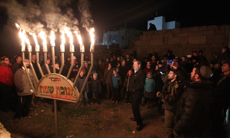 הדלקת נר שמיני בלב העיירה סמוע