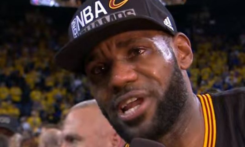 צפו: לברון ג'יימס זכה באליפות היסטורית ודמע