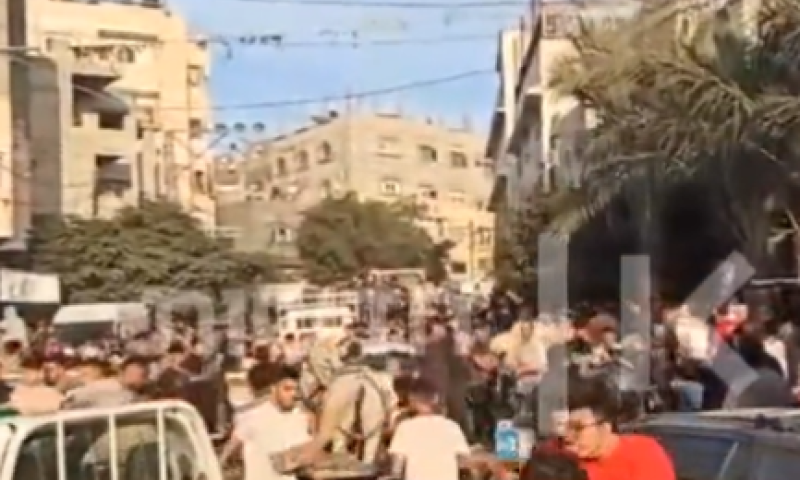 צפו: פעילי חמאס מכים תושבים שקיבלו מזון