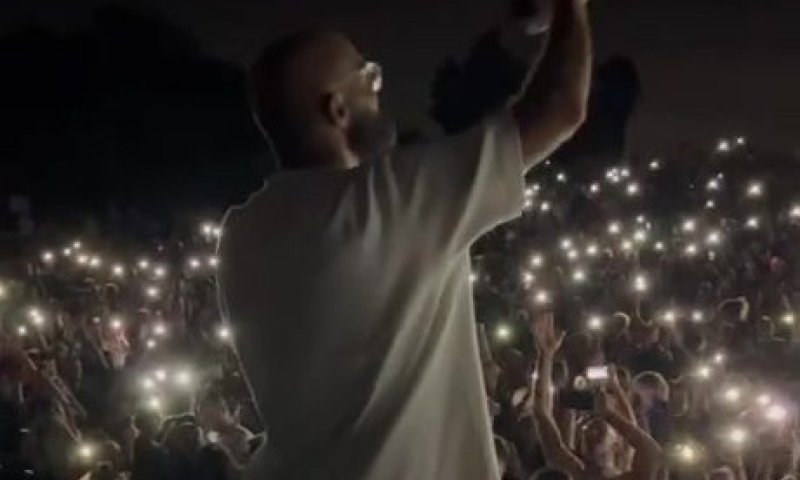 בלי חשמל, לאור פנסים: אברהם טל בביצוע מרגש