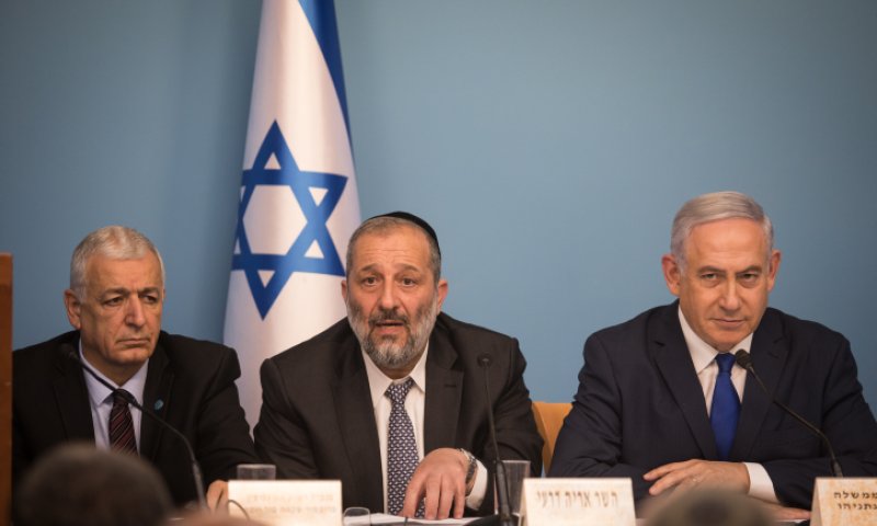 אחרי שחטף מהימין, נתניהו מזגזג וחוטף מהשמאל