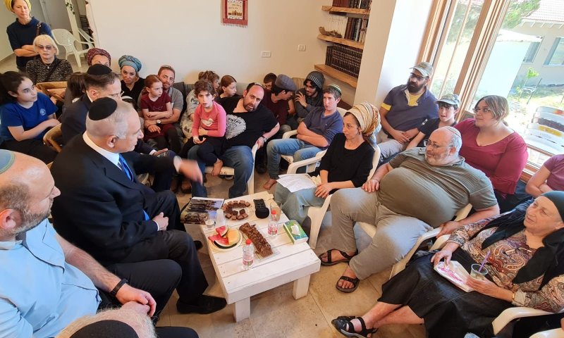 אחרי בנט: נתניהו מנחם אבלים בבית משפחת רז בקידה