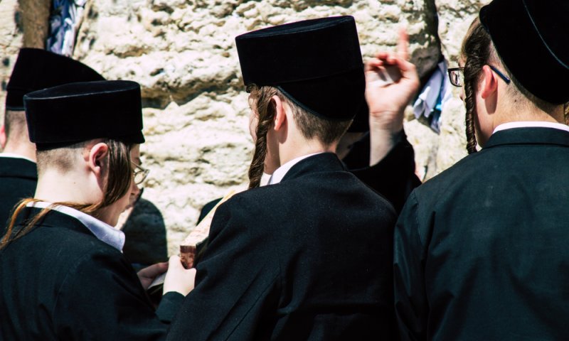 שינוי באופנה החסידית: המגבעת אאוט &ndash; הקסקט אין