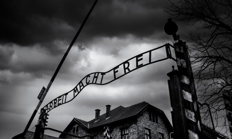 "כמה מעשים טובים אפשר לעשות בלילה באושוויץ?"