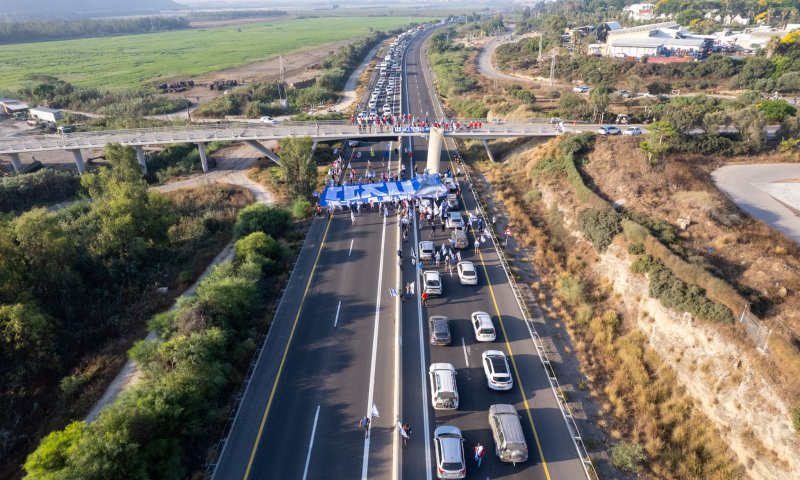 יום האנרכיה: מפגיני שמאל חסמו את כביש החוף