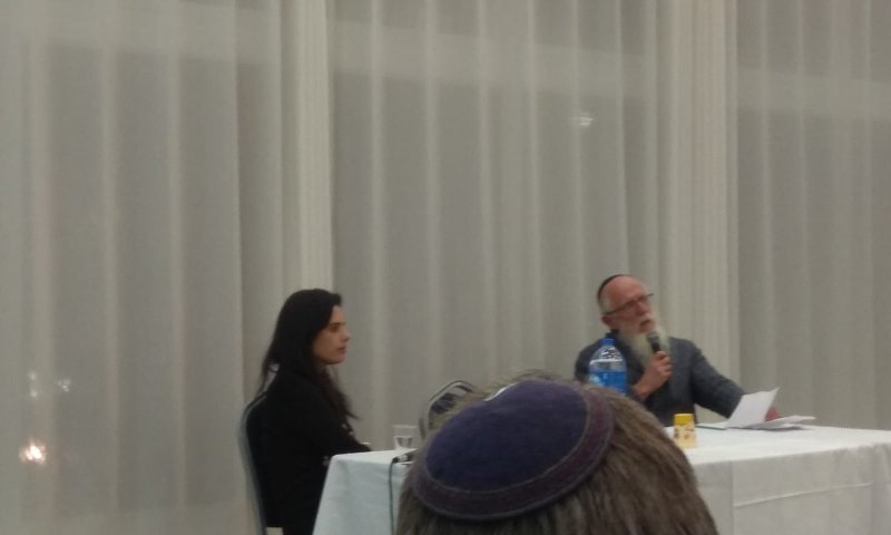 הרב מדן בנוכחות שקד: "עדיף להצביע לבית היהודי"