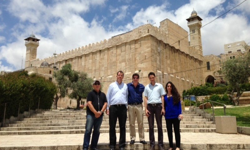 אקוניס בחברון: "נתגבר על הקשיים ובקרוב יאוכלס גם בית המכפלה"