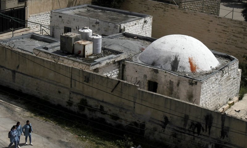 חולץ בנס: ישראלי נכנס לקבר יוסף הותקף ונשדד