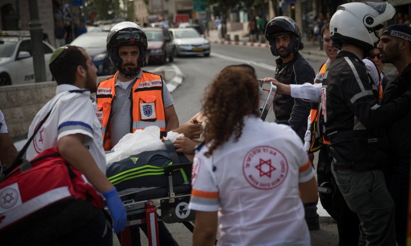 חשד לפיגוע: שוטר נדקר בנתניה. הדוקר נוטרל