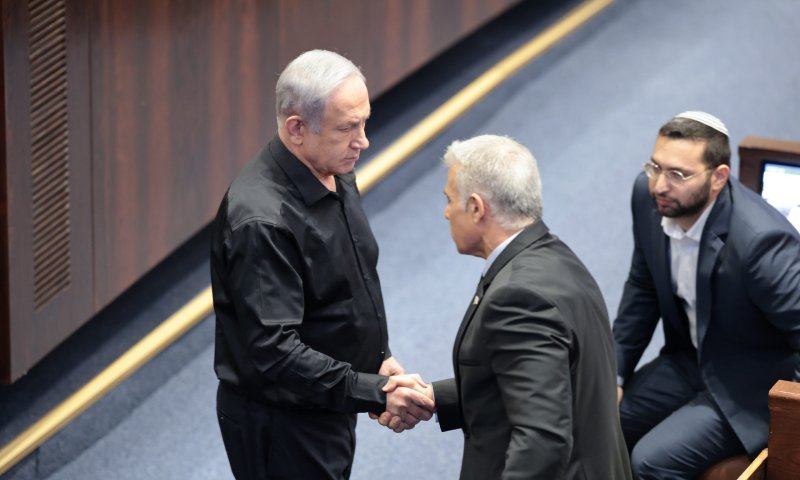 לאחר חילופי ההאשמות: לפיד ונתניהו ייפגשו לעדכון ביטחוני