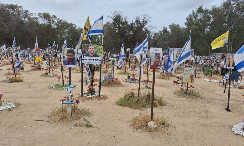 'רעים עצובים': ביקור בגיא ההריגה באמצע חג החירות