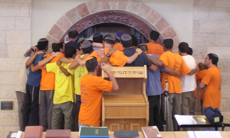 נולדו לתוך הטרגדיה: ילדי הגירוש חוגגים בר מצווה