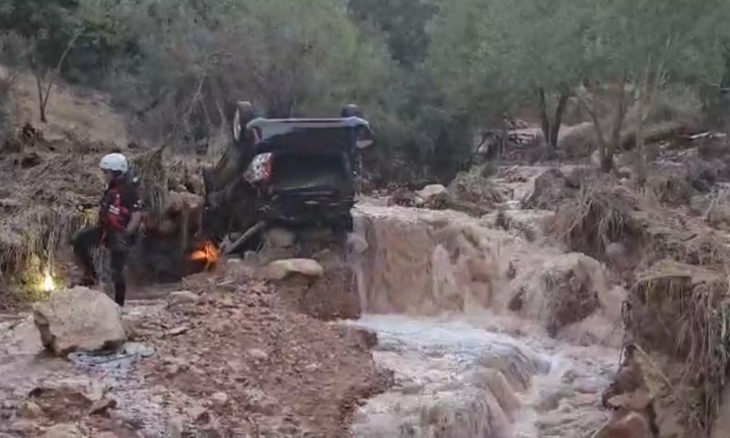 תיעוד: צינור ענק התפוצץ בירושלים, לכודים חולצו