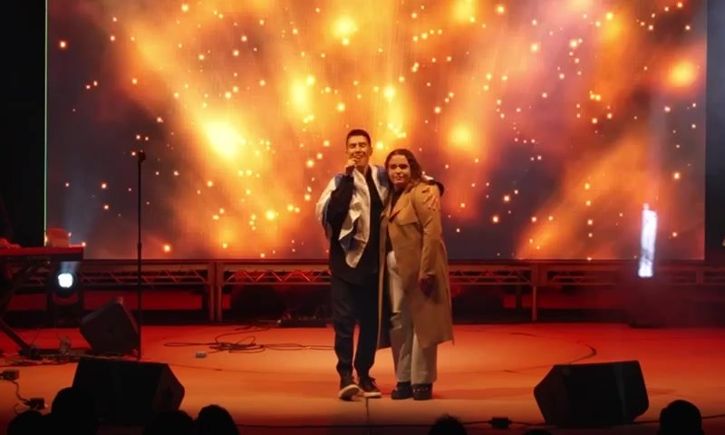 צפו: הראל סקעת ב"שיר למעלות" לצד ניצולה מהמסיבה