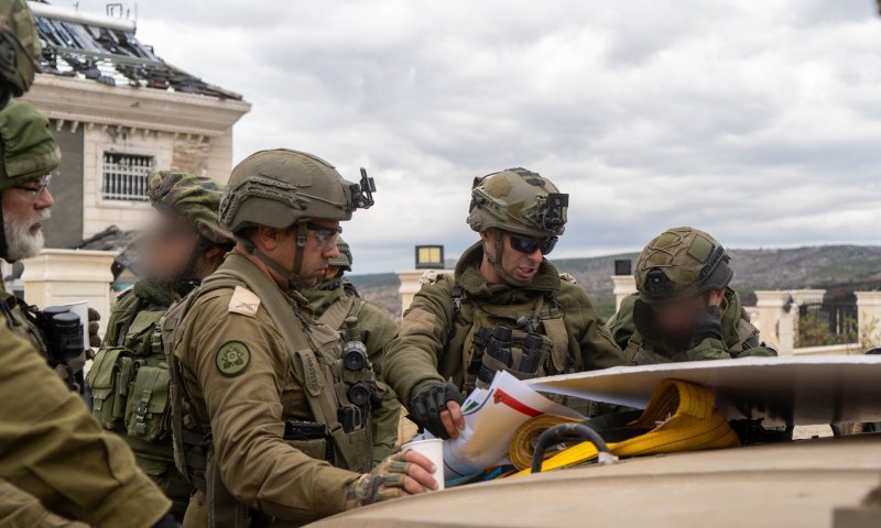 עוצר בדרום לבנון: מפקד האוגדה נפגש עם הכוחות בשטח | צפו