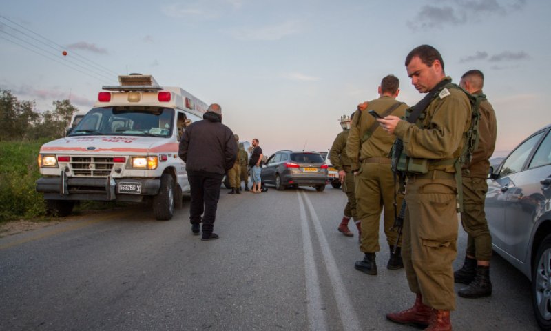 מחבלים שדדו רכב מאם ובתה בכביש בשומרון