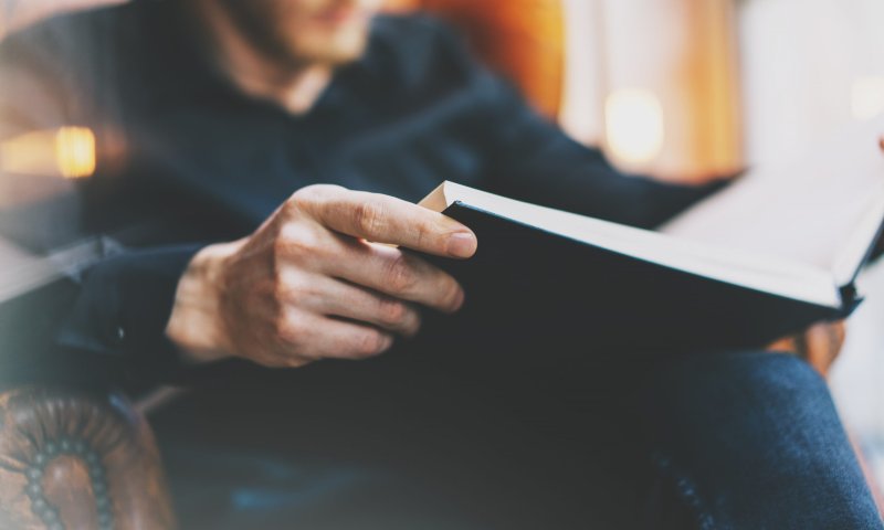 בין התפילות: 3 המלצות לקריאה בזמן הצום