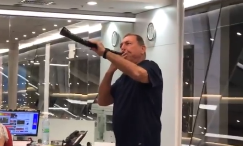 מפתיע: מגיש החדשות תוקע בשופר. צפו